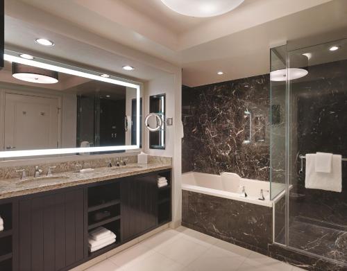 拉斯维加斯曼德勒海湾德拉诺拉斯维加斯度假酒店的带浴缸、水槽和淋浴的浴室