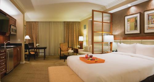 拉斯维加斯The Signature at MGM Grand - All Suites的酒店客房设有一张大床和一张书桌。