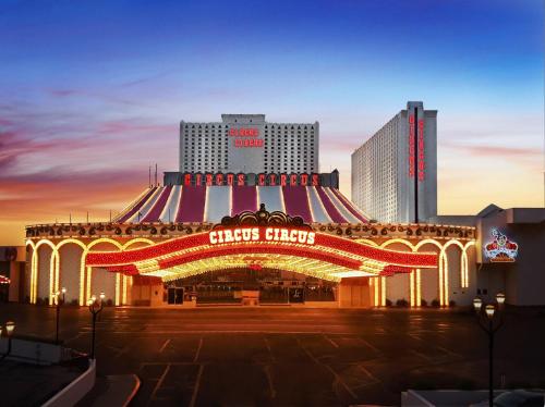 拉斯维加斯Circus Circus Hotel, Casino & Theme Park的日落时分欣赏别致的马戏团剧院的景色