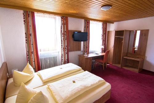 佩格尼茨佩格尼茨拉特斯图伯酒店的酒店客房,配有床和电视