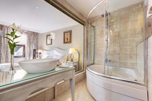 伊斯坦布尔特级竞技场酒店的带浴缸、水槽和淋浴的浴室