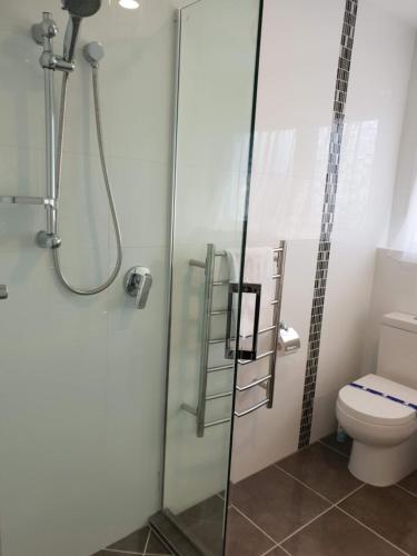 罗托鲁瓦Rose Apartments Unit 5 Central Rotorua- Accommodation & Spa的带淋浴和卫生间的浴室