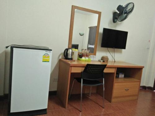 夜占县桑通大厦旅馆的客房设有一张书桌、一台冰箱和一面镜子