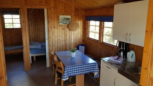 赫尔辛格赫尔辛格格隆内哈弗宿营地及别墅酒店的一间带桌子的小厨房和一间带床的房间