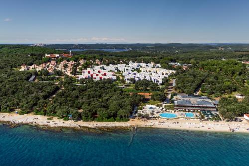 罗维尼Maistra Select Amarin Resort的海滩上的度假村的空中景观