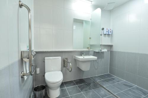 光州Gwangju Tourist Hotel的一间带卫生间和水槽的浴室