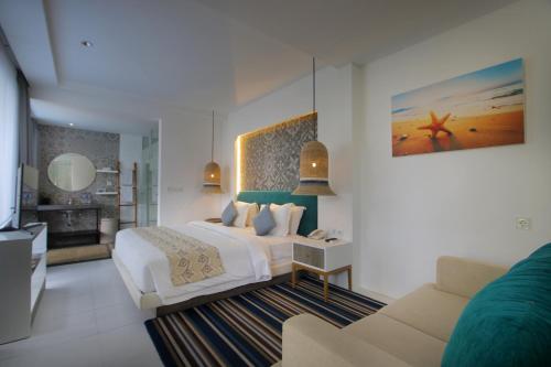 努沙杜瓦Benoa Sea Suites and Villas的酒店客房,配有床和沙发