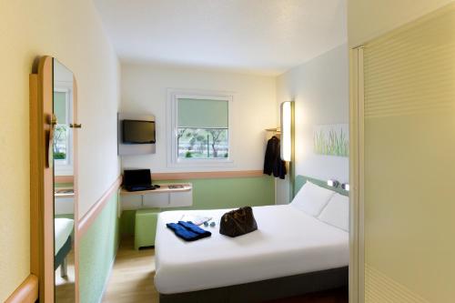 阿利坎特ibis budget Alicante的酒店客房设有白色的床和窗户。