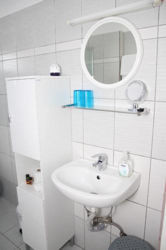 皮特斯迪亚Olympias Studio "Pitsidia"的白色的浴室设有水槽和镜子
