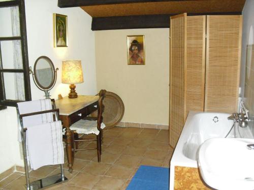 萨尔泰纳Maison d'Hôtes de Charme de Croccano的一间带书桌、水槽和浴缸的浴室