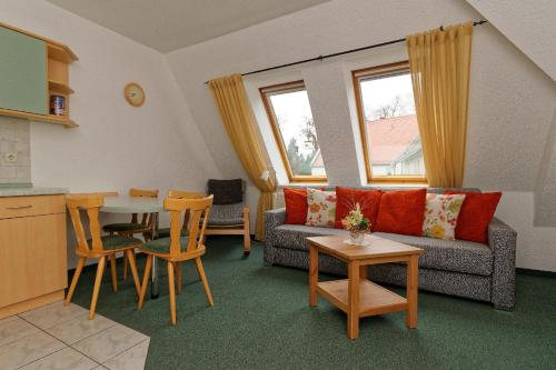 班纳维茨克什伯格膳食公寓酒店的客厅配有沙发和桌椅