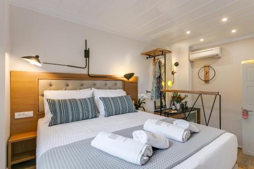 干尼亚哈瑞斯马瑞舒适酒店的卧室配有带毛巾的大型白色床