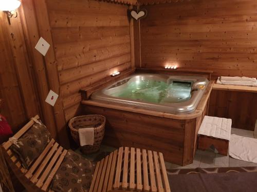 艾马维尔Hotel Rendez-Vous - Aymavilles的木板房的热水浴缸