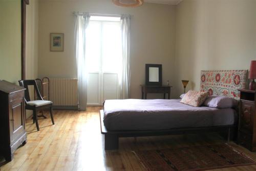 圣吉隆Le Patio Gironnais的一间卧室设有一张床和一个大窗户