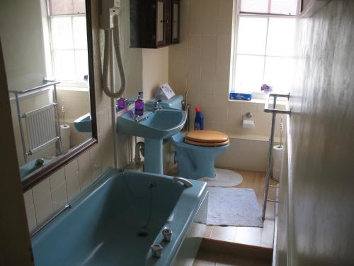 切姆乐富门住宿加早餐旅馆的带浴缸、卫生间和盥洗盆的浴室