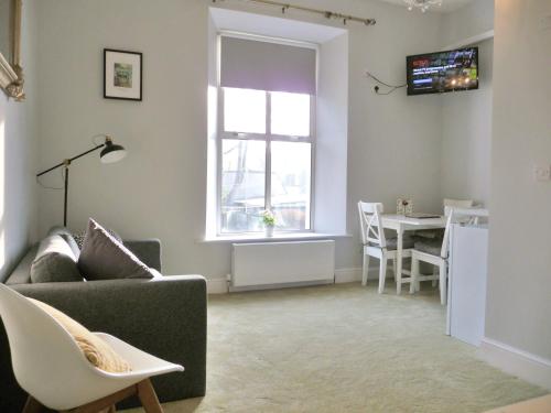 都柏林Donnybrook Townhouse的客厅配有沙发和桌子