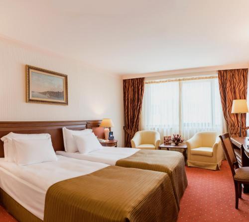 索非亚水晶宫精品酒店的酒店客房配有两张床和一张书桌