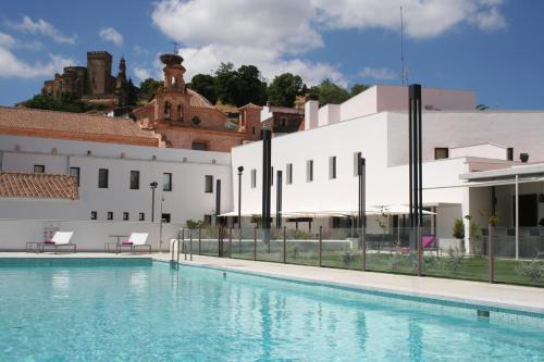 阿拉塞纳修道院Spa酒店内部或周边的泳池