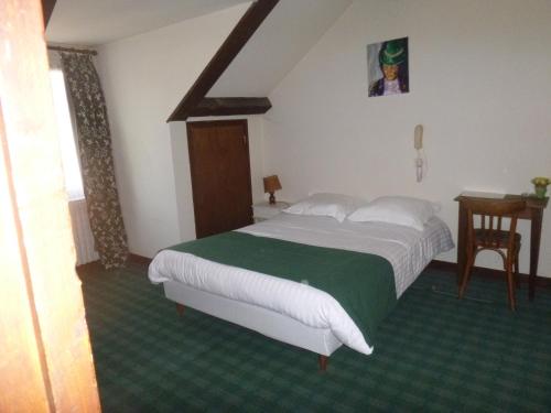 雷诺堡罗登酒店的卧室配有一张带绿毯的大型白色床