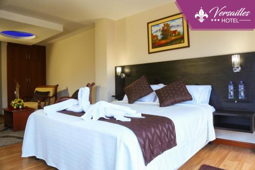 安巴托凡尔赛酒店的酒店客房,配有一张带天鹅的床