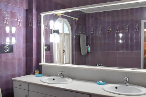 拉斐那Priamos Kalitehnoupoli的一间带两个盥洗盆和大镜子的浴室