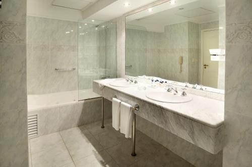 埃斯特角城让克莱维尔斯公园酒店的一间带两个盥洗盆和大镜子的浴室