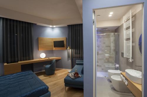 马泰拉MaisonSilvi'的浴室设有蓝色的床和水槽