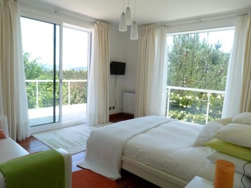 Mendexa加拉泽尔酒店的一间卧室设有一张床和一个大窗户
