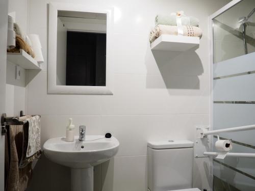 阿尔姆尼卡Playa Cabria的白色的浴室设有水槽和卫生间。