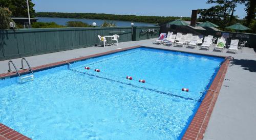 奥尔良海豚湾汽车旅馆 的一个带球的水上大型游泳池