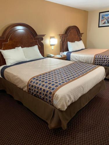 莫纳汉斯Texan Inn and Suites Monahans的一间酒店客房,房间内设有两张床