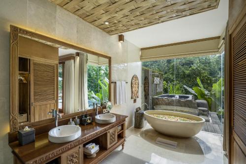 乌布The Kayon Jungle Resort的一间带两个盥洗盆和大镜子的浴室