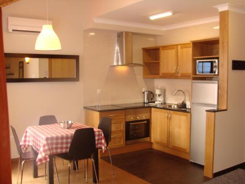 奥尔塔考斯摩斯公寓的厨房配有桌子和桌布