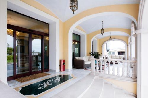 奥尔比亚总统大酒店的房屋设有楼梯和客厅