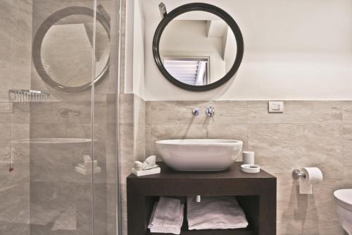 巴尼奥阿里波利珀吉奥巴洛提住宿加早餐旅馆的一间带水槽和镜子的浴室