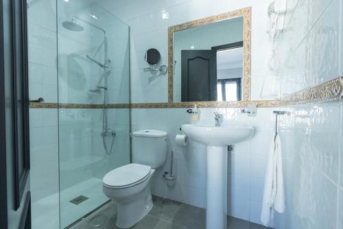 科尼尔-德拉弗龙特拉埃尔云克旅馆的一间带卫生间、水槽和镜子的浴室