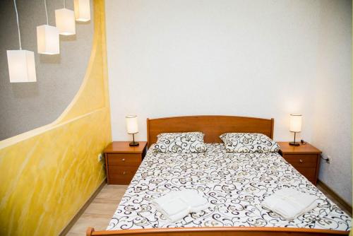 别列戈沃Sahara的一间卧室配有一张带两个枕头和两个灯的床。