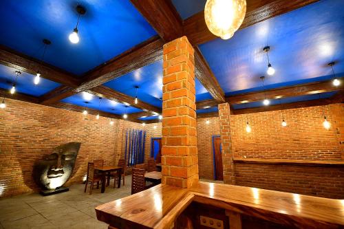 吉利特拉旺安Cantika Villa的一间设有桌子和砖墙的房间