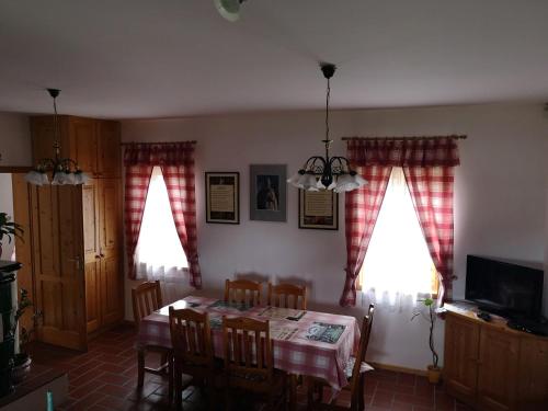 SzentgyörgyvölgySzentgyörgyvölgy Vendégház Őrség的一间带桌椅和2扇窗户的用餐室