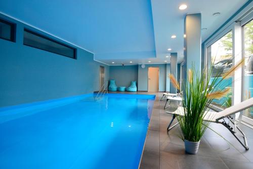 圣彼得奥尔丁帕克酒店的一座拥有蓝色灯光的游泳池