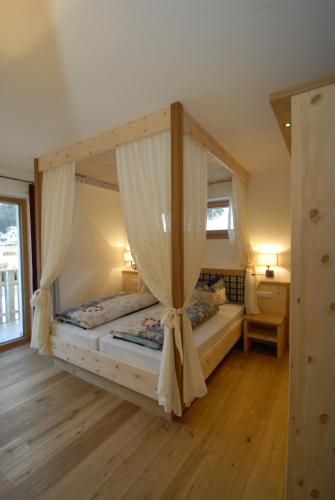 富内斯沐乐福农家乐的一间卧室配有两张双层床。