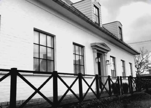 吉斯朗恩L'Oisette的一张黑白相间的带栅栏的房子照片