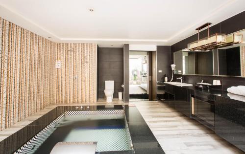 员林枫采时尚汽车旅馆的浴室位于中间,设有大型游泳池。