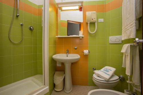 葛伦坦马勒伊甸园酒店的浴室配有卫生间、盥洗盆和淋浴。
