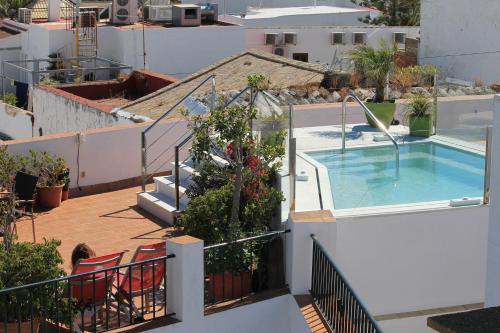 科尼尔-德拉弗龙特拉阿尔玛德拉巴科尼尔酒店的大楼内带游泳池的阳台