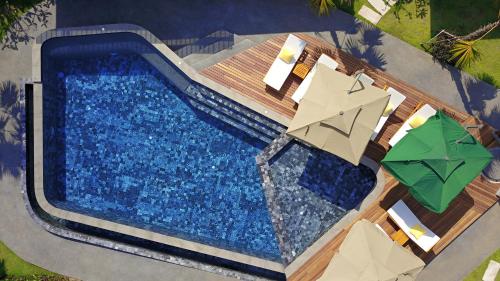 拉迈CHUZ Villas Samui SHA Plus的享有带遮阳伞的游泳池的顶部景致