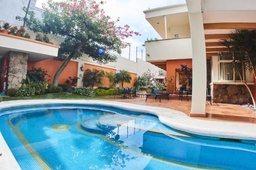 瓜达拉哈拉圣皮埃特罗精品酒店的游泳池位于酒店的庭院