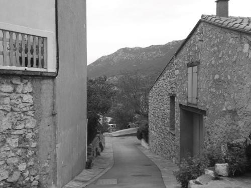 杜尔哈克Les lavandes的建筑物旁道路的黑白照片