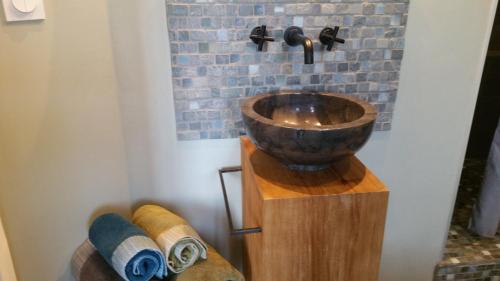 鲁昂Fiquet de Normanville pour votre bien être en plein coeur historique的一间带碗水槽和毛巾的浴室