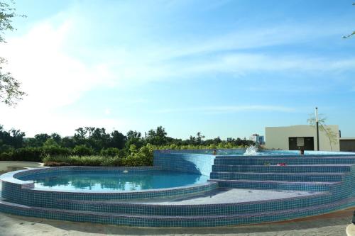 瓜达拉哈拉Departamento Centrico Guadalajara的一座带喷泉的游泳池